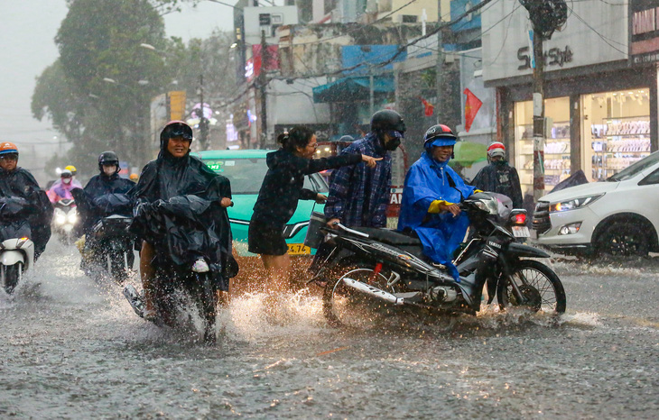 Đài khí tượng thủy văn khu vực Nam Bộ cảnh báo mưa lớn và dông lốc cục tại Nam Bộ - Ảnh: CHÂU TUẤN