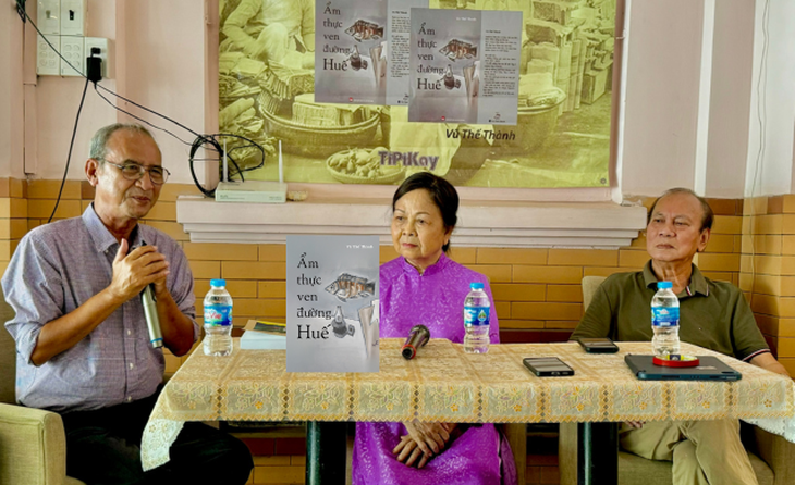 Từ trái qua: tác giả Vũ Thế Thành, nghệ nhân ẩm thực Nguyễn Thị Phiên, bác sĩ, họa sĩ Thân Trọng Minh - Ảnh: HỒ LAM