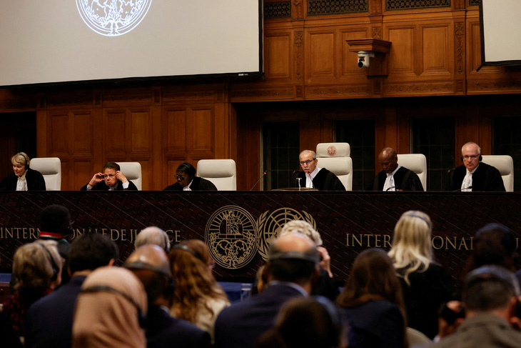 Thẩm phán Nawaf Salam, chủ tịch Tòa án Công lý quốc tế (ICJ), trong buổi đưa ra phán quyết tại The Hague, Hà Lan hôm 24-5 - Ảnh: REUTERS