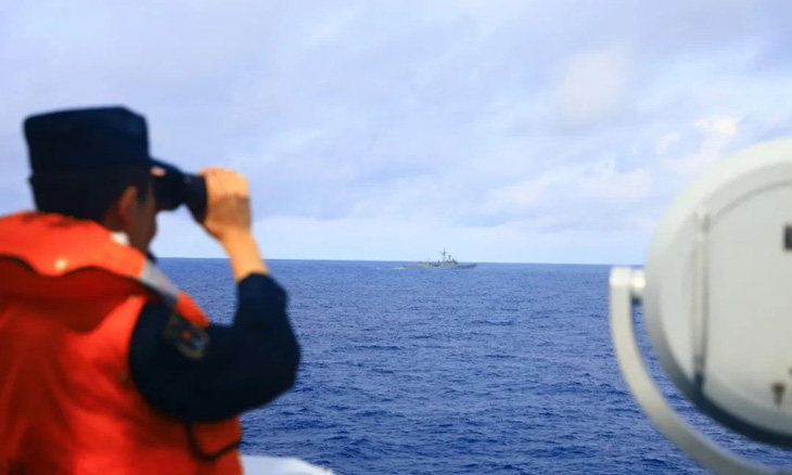 Một thủy thủ trên tàu chiến Trung Quốc theo dõi tàu quân sự của Đài Loan trong cuộc tập trận quanh đảo Đài Loan ngày 24-5 - Ảnh: Global Times/Chiến khu Đông bộ
