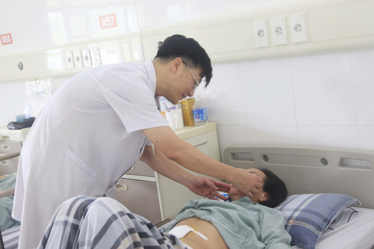 Bác sĩ Nguyễn Văn Dũng tư vấn cho người bệnh sau phẫu thuật - Ảnh: BVCC