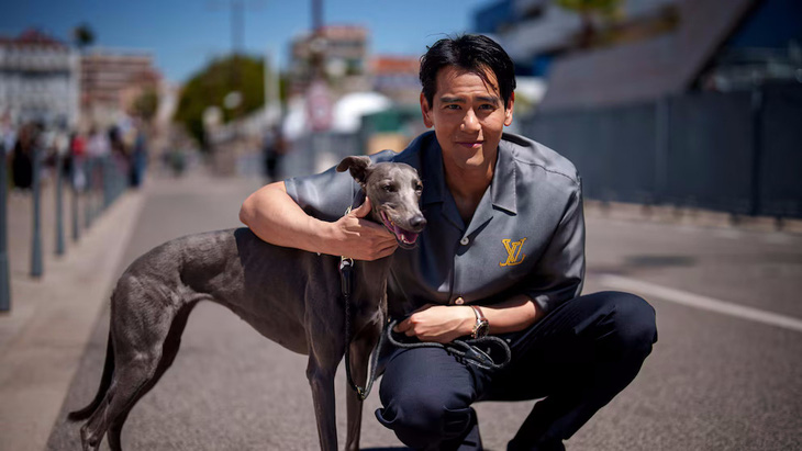 Bành Vu Yến và chú chó Xin tại Liên hoan phim Cannes - Ảnh: GETTY IMAGES