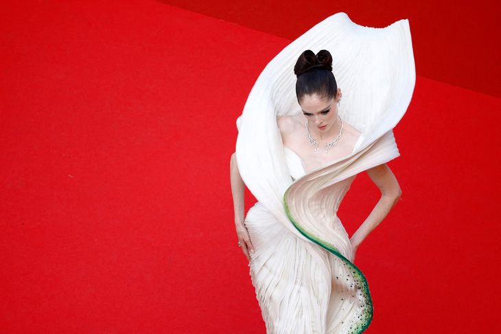 Coco Rocha luôn gây ấn tượng bởi những thiết kế độc lạ, cầu kỳ khi đi thảm đỏ - Ảnh: Reuters