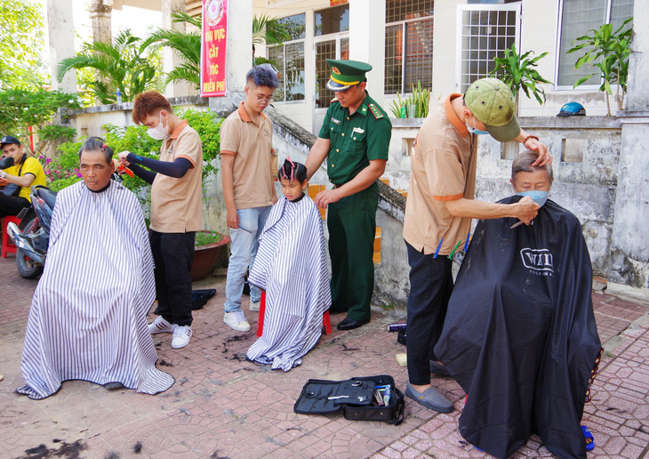 Cắt tóc miễn phí cho người dân tại xã Khánh Tiến, huyện U Minh, tỉnh Cà Mau - Ảnh: HOÀNG TÁ