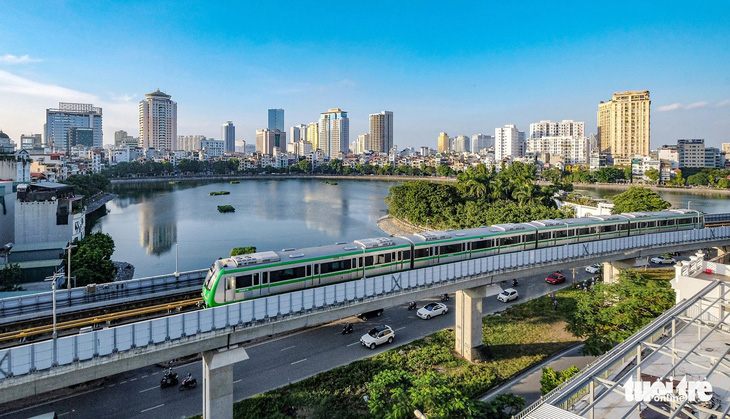 Đoàn tàu metro Cát Linh - Hà Đông đưa vào hoạt động góp phần giảm tải cho giao thông đường bộ thủ đô - Ảnh: NAM TRẦN