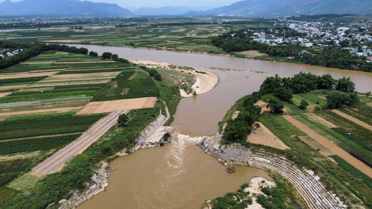 Vị trí đập tạm Quảng Huế, huyện Đại Lộc, tỉnh Quảng Nam sau hơn 2 năm chưa gia cố - Ảnh: TRIỀU SA