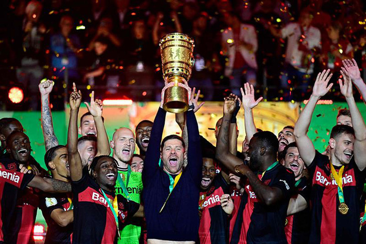 Cầu thủ Leverkusen ăn mừng chiến thắng ở Cúp quốc gia Đức - Ảnh: REUTERS