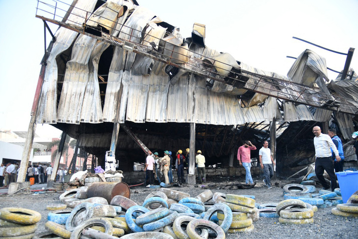 Cấu trúc tạm bợ hình ống bằng vật liệu dễ cháy khiến nhiều người không thể thoát khỏi đây khi xảy ra hỏa hoạn - Ảnh: AFP