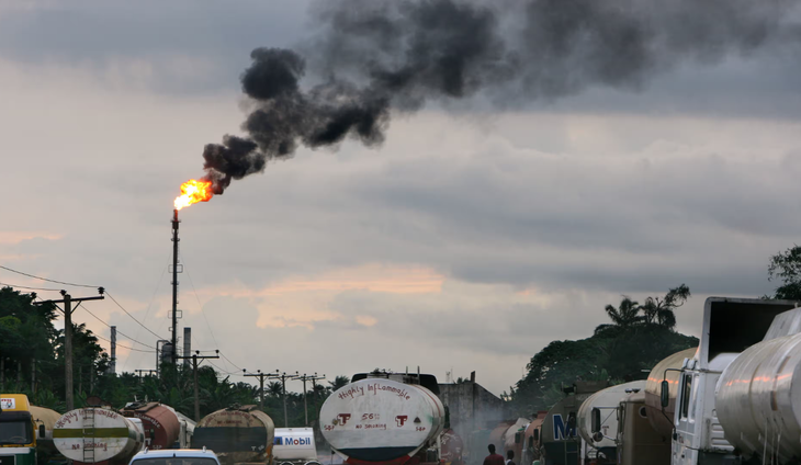 Xe bồn chờ đợi tại một nhà máy lọc dầu ở thành phố Port Harcourt, Nigeria - Ảnh: Friedrich Stark/Alamy