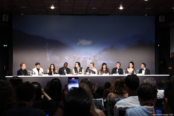 Ban giám khảo Liên hoan phim Cannes trong buổi họp báo công bố giải - Ảnh: FDC