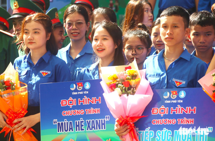 Các chiến sĩ tình nguyện tham gia chiến dịch "Thanh niên tình nguyện" hè 2024 tại Phú Yên - Ảnh: NGUYỄN HOÀNG