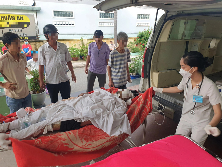 Nạn nhân nghi tự thiêu được đưa vào cấp cứu  tại Trung tâm Y tế TP Thuận An, tỉnh Bình Dương - Ảnh: A.H.