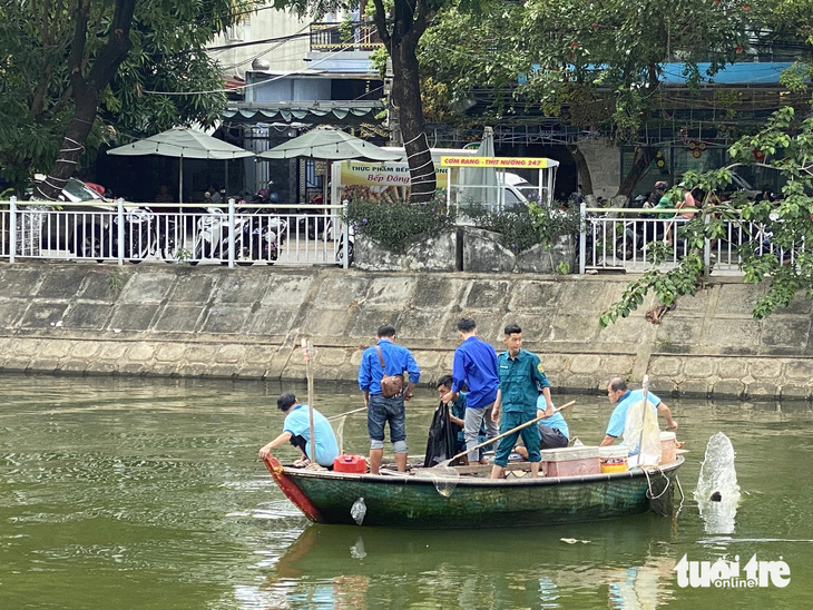 Đoàn viên, thanh niên đồng loạt ra quân vệ sinh môi trường tại khu vực sông Phú Lộc sau lễ phát động - Ảnh: ĐOÀN NHẠN