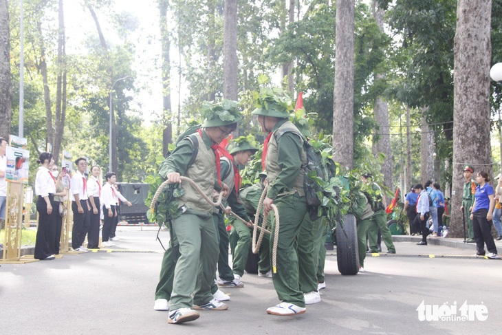 Các "chiến sĩ nhí" hóa thân thành Bộ đội Cụ Hồ, tái hiện hình ảnh kéo pháo vào trận địa Điện Biên Phủ - Ảnh: CÔNG TRIỆU
