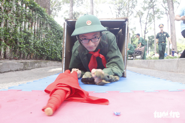 Đội viên, học sinh TP.HCM hóa thân thành bộ đội ở sân chơi “Tự hào chiến sĩ Điện Biên thành phố Bác Hồ” - Ảnh: CÔNG TRIỆU