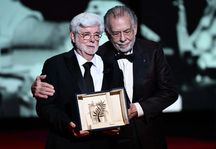 George Lucas nhận Cành cọ vàng danh dự từ đạo diễn Francis Ford Coppola.
