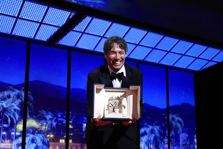 Đạo diễn Sean Baker trên sân khấu nhận giải Cành cọ vàng.