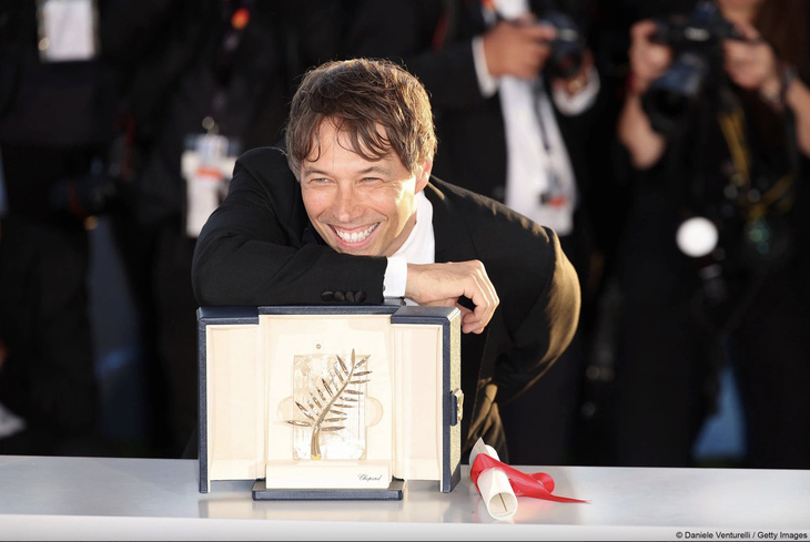 Phim Anora thắng giải cao quý nhất - Cành cọ vàng tại LHP Cannes lần thứ 77. Đạo diễn Sean Baker bên cạnh tượng vàng sau khi LHP bế mạc ngày 25-5 tại Pháp
