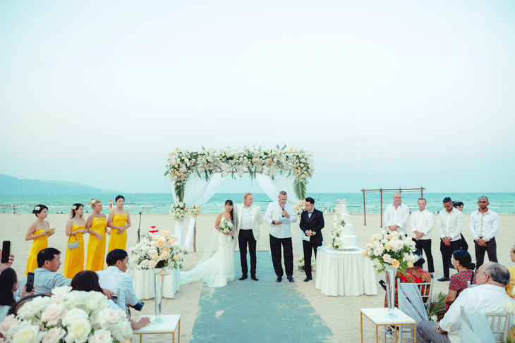 Đám cưới chị Ánh Nguyệt và chồng tại Furama resort Đà Nẵng - Ảnh: NVCC