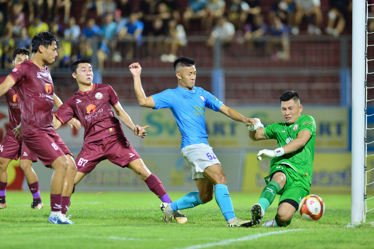 Thủ môn Huỳnh Tuấn Linh (phải) thi đấu xuất sắc ở cuối trận - Ảnh: BÌNH ĐỊNH FC