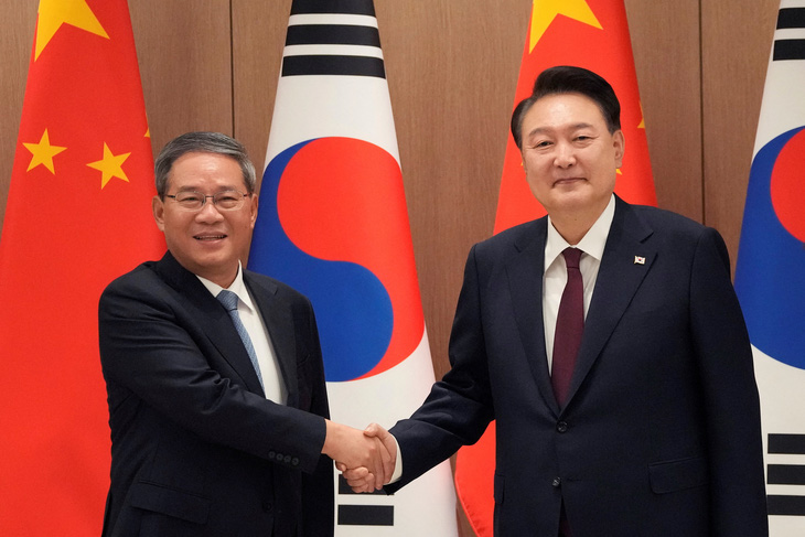 Thủ tướng Trung Quốc Lý Cường (trái) gặp Tổng thống Hàn Quốc Yoon Suk Yeol tại Seoul, ngày 26-5 - Ảnh: REUTERS