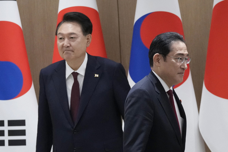 Tổng thống Hàn Quốc Yoon Suk Yeol và Thủ tướng Nhật Bản Kishida Fumio tại cuộc gặp ngày 26-5 ở Seoul - Ảnh: AFP