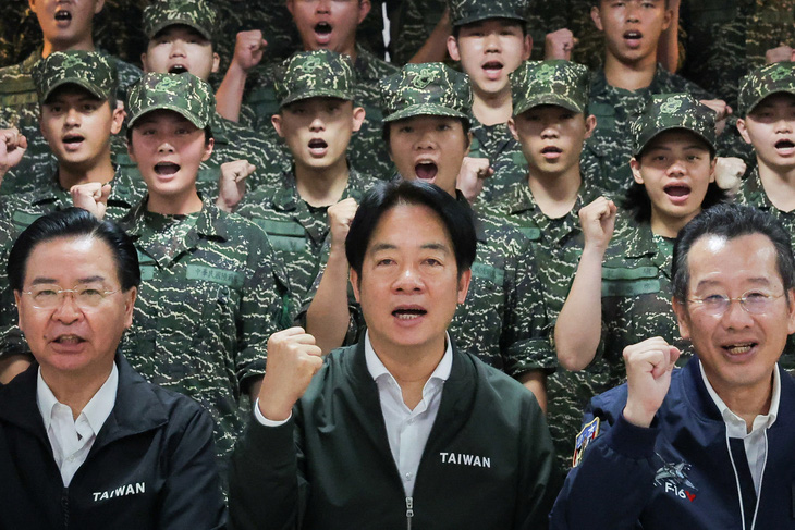 Lãnh đạo Đài Loan Lại Thanh Đức (hàng dưới, ở giữa) chụp ảnh cùng binh sĩ trong chuyến thăm doanh trại lực lượng phòng vệ ở Đài Viên, Đài Loan, ngày 23-5 - Ảnh: REUTERS