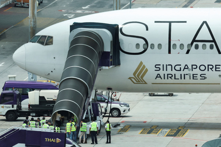 Chiếc máy bay Hãng Singapore Airlines đậu trên đường băng sau khi hạ cánh khẩn cấp. Ảnh chụp tại sân bay quốc tế Suvarnabhumi, ở Bangkok, Thái Lan hôm 22-5 - Ảnh: REUTERS