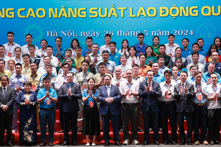 Thủ tướng Phạm Minh Chính cùng 95 công nhân có năng suất lao động cao, có thành tích tiêu biểu trong lao động sản xuất tham gia diễn đàn - Ảnh: DANH KHANG