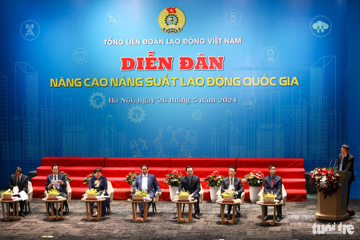 Thủ tướng Chính phủ Phạm Minh Chính, lãnh đạo các bộ ngành, đại biểu lắng nghe các tham luận tại diễn đàn Nâng cao năng suất lao động quốc gia năm 2024 - Ảnh: DANH KHANG