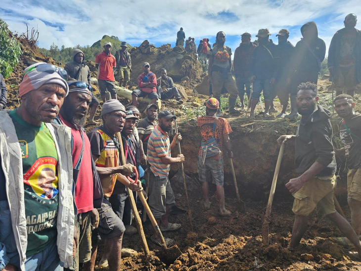 Dân địa phương tập trung giữa thiệt hại sau trận lở đất ở tỉnh Enga, Papua New Guinea hôm 24-5 - Ảnh: REUTERS