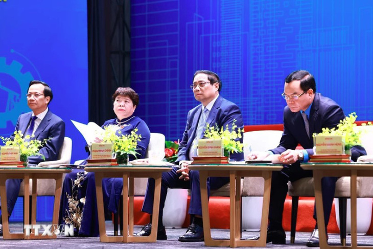 Thủ tướng Chính phủ Phạm Minh Chính, lãnh đạo các bộ ngành, đại biểu lắng nghe các tham luận tại diễn đàn Nâng cao năng suất lao động quốc gia năm 2024 - Ảnh: TTXVN
