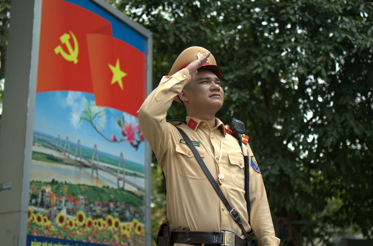 Khắc Việt mang đến sự thú vị khi nhập vai cảnh sát giao thông ở Hà Nội.