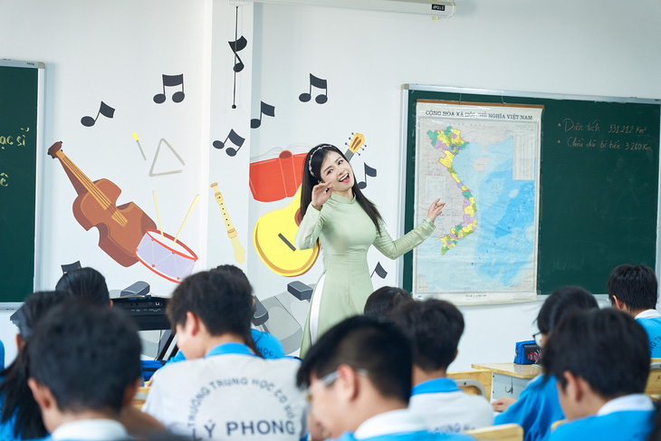 Dương Hoàng Yến vào vai cô giáo dạy nhạc ở trường phổ thông.