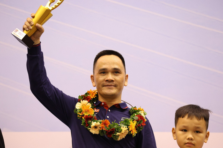 Khoảnh khắc Trần Đức Minh với chiếc cúp vô địch tại World Cup billiards carom 3 băng TP.HCM - Ảnh: ĐỒNG LINH