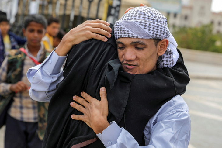 Một tù nhân ôm lấy mẹ sau khi được Houthi trả tự do ở thủ đô Sanaa của Yemen, ngày 26-5 - Ảnh: REUTERS