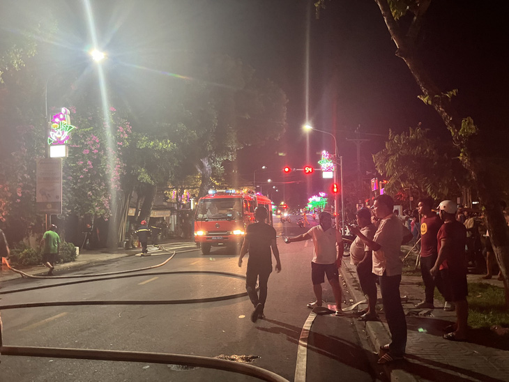 Đông đảo người dân, cơ quan chức năng có mặt tại hiện trường theo dõi vụ cháy - Ảnh: TỐNG DOANH   