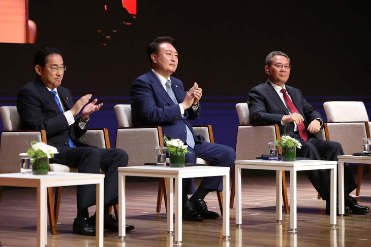 Thủ tướng Nhật Bản Kishida Fumio, Tổng thống Hàn Quốc Yoon Suk Yeol, Thủ tướng Trung Quốc Lý Cường (từ trái qua) dự cuộc họp doanh nghiệp tại Phòng Thương mại và Công nghiệp Hàn Quốc ngày 27-5 ở Seoul, Hàn Quốc - Ảnh: REUTERS