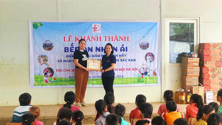 Chị Lê Thị Vân Hà (bên phải - chi hội trưởng Hội cha mẹ Nhân Ái Hà Nội) trao tặng bếp ăn Nhân Ái cho điểm Trường mầm non Đán Mẩy - Ảnh: LƯƠNG ĐÌNH KHOA