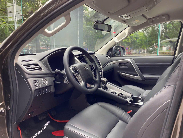 Một số tính năng tiêu biểu trong cabin có thể kể tới như ghế lái chỉnh điện 8 hướng, vô-lăng 4 chấu tích hợp phím chức năng, lẫy chuyển số, màn hình cảm ứng 8 inch kết nối Apple Carplay & Android Auto, dàn âm thanh đầu ra 6 loa, điều hòa 2 vùng, cửa sổ trời panorama - Ảnh: Đại lý Mitsubishi