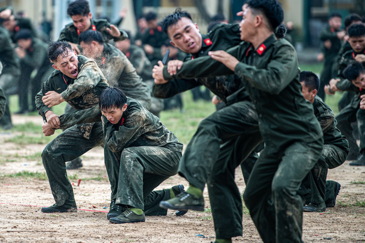 Hơn 1.000 chiến sĩ công an biểu diễn võ thuật, diễu binh trong lễ bế giảng khóa huấn luyện- Ảnh 12.