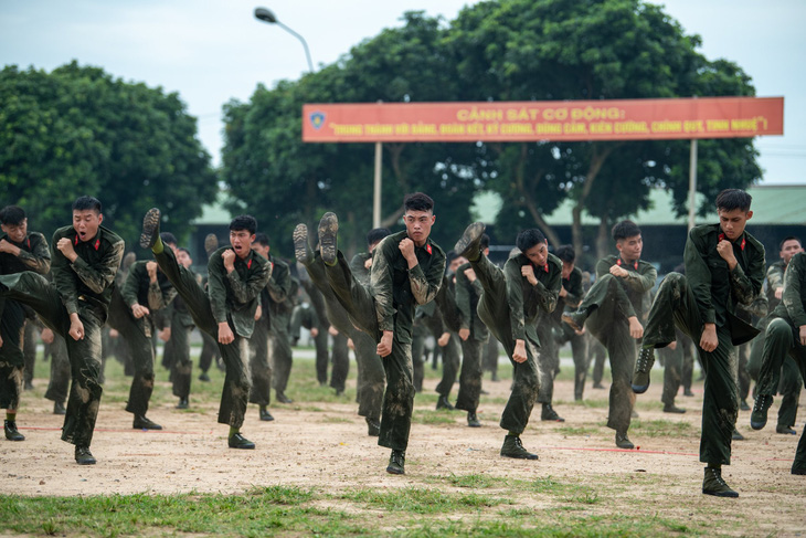 Hơn 1.000 chiến sĩ công an biểu diễn võ thuật, diễu binh trong lễ bế giảng khóa huấn luyện- Ảnh 13.
