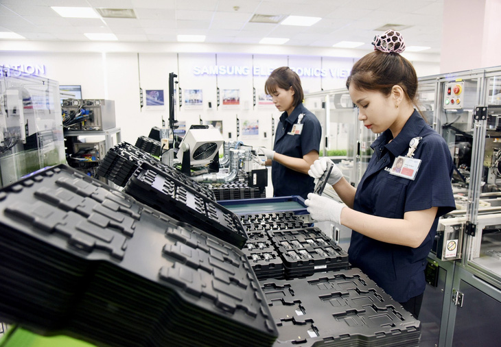 Công nhân sản xuất trong nhà máy Samsung Bắc Ninh - Ảnh: NGUYỄN KHÁNH