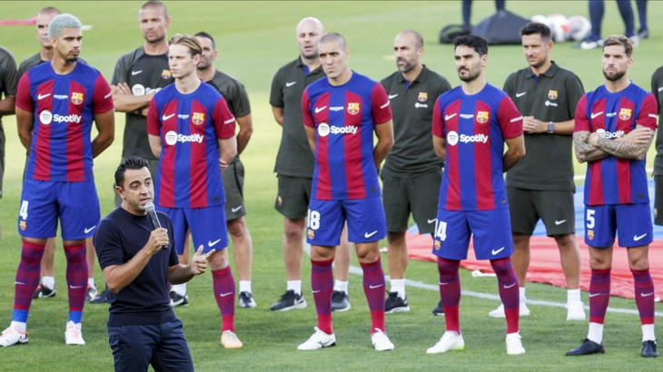 HLV Xavi chia tay các cầu thủ Barca - Nguồn: Getty