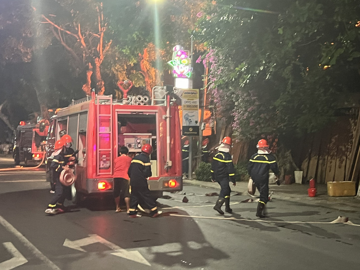 Ngay sau khi xảy ra vụ cháy, lực lượng cứu hộ đã có mặt tại hiện trường tiến hành chữa cháy - Ảnh: TỐNG DOANH