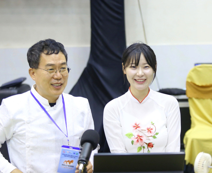 Nữ bình luận viên Hàn Quốc Kim Bo-Gan gây ấn tượng với chiếc áo dài tại World Cup billiards TP.HCM vừa qua - Ảnh: ĐỨC KHUÊ