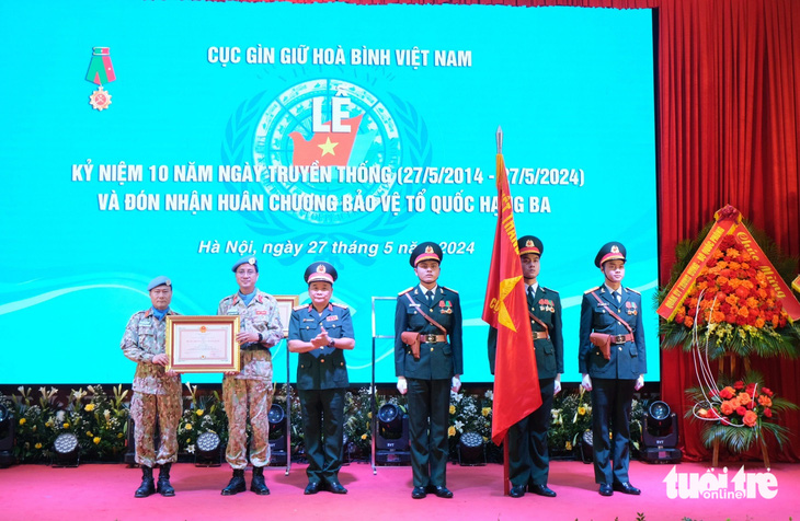 Thượng tướng Hoàng Xuân Chiến, thứ trưởng Bộ Quốc phòng, trao Huân chương Bảo vệ Tổ quốc hạng ba cho Đội Công binh số 1 - Ảnh: HÀ THANH
