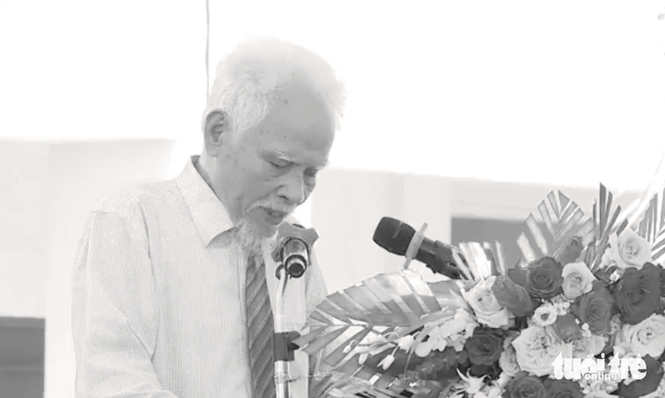 Thầy Nguyễn Văn Dũng - nguyên hiệu trưởng Trường THPT Kim Liên - phát biểu tại lễ kỷ niệm 45 năm thành lập trường - Ảnh: DƯƠNG SƠN