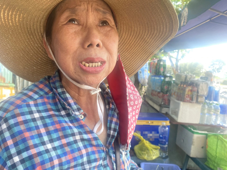 Bà Nguyễn Thị Kim Sơn hốt hoảng khi biết logo trên bảng hiệu to đùng trước quán nước của mình là web đánh bạc - Ảnh: ĐOÀN NHẠN