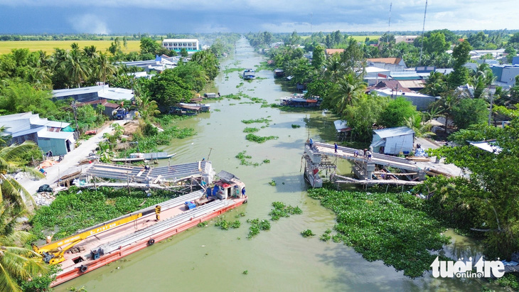 Nhịp cầu Kênh 9 bắc qua kênh xáng Chưng Bầu (xã Thạnh Đông, huyện Tân Hiệp, tỉnh Kiên Giang) bị lún - Ảnh: CHÍ CÔNG